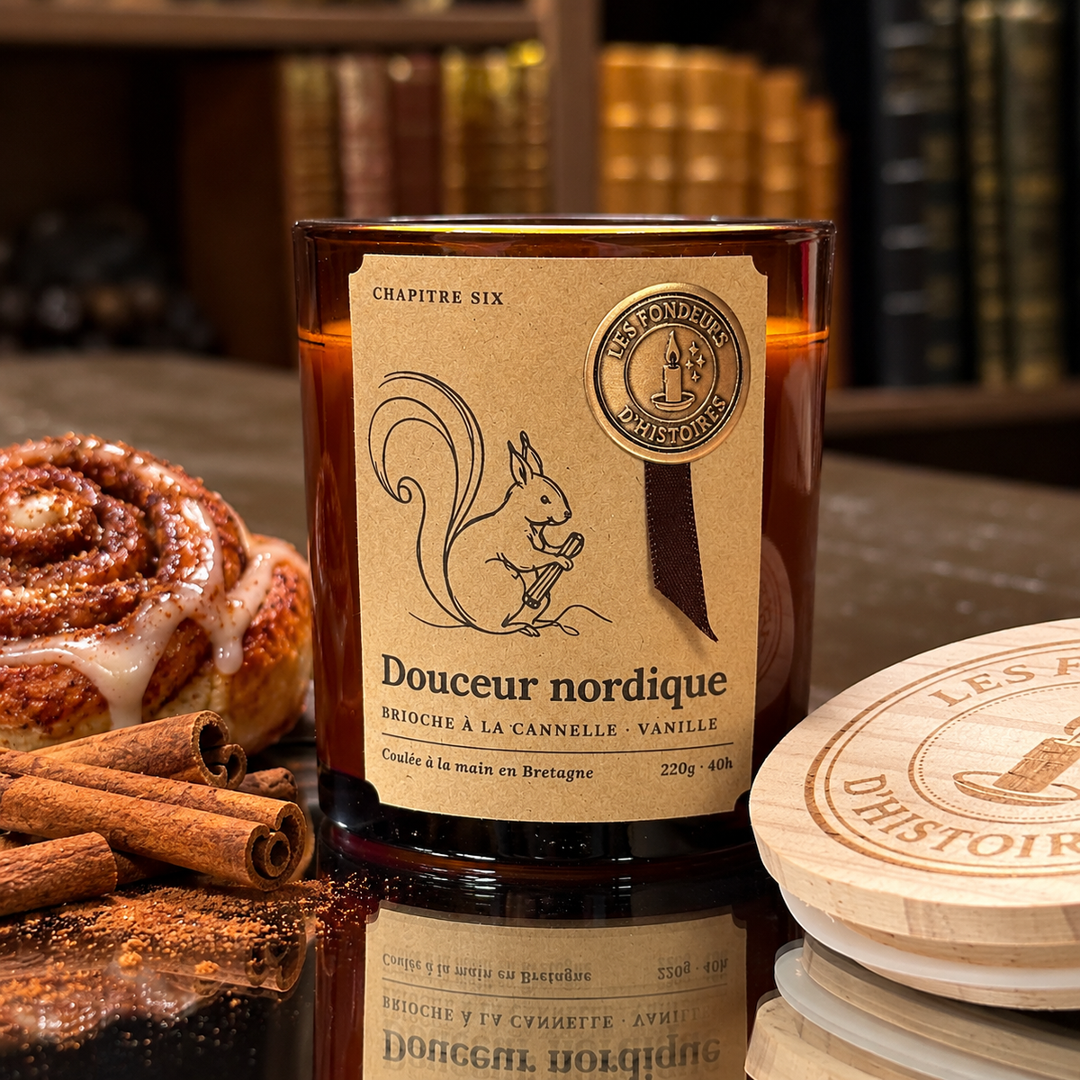 Bougie parfumée Douceur nordique, verre ambré, étiquette kraft et sceau doré, Les Fondeurs d'Histoires