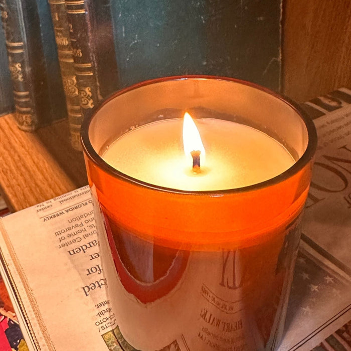 Flamme d'une mèche en coton allumée sur une bougie artisanale Les Fondeurs d'Histoires