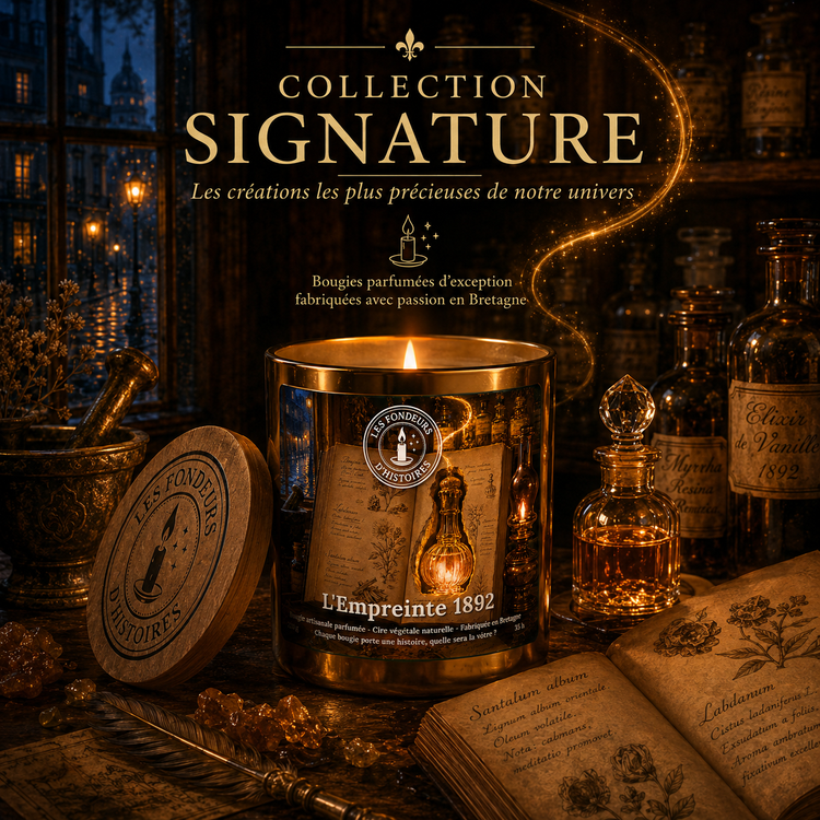 Collection Signature Les Fondeurs d'Histoires — Bougie dorée fiole ambrée et livre apothicaire — Parfums exclusifs artisanaux Loctudy Bretagne