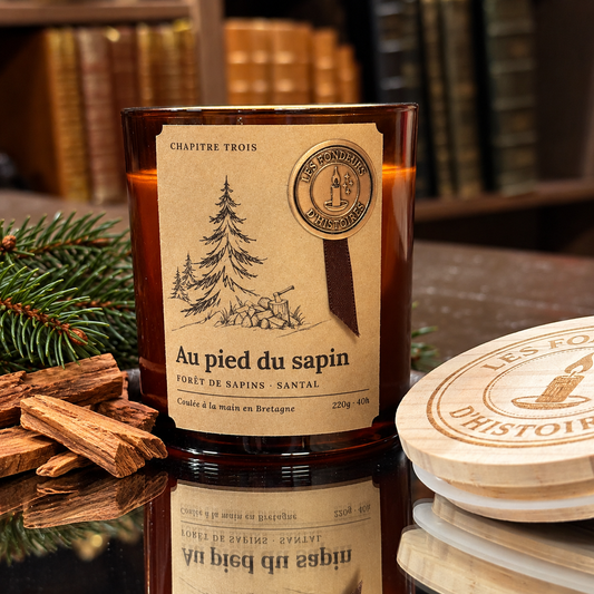 Bougie parfumée Au pied du sapin, verre ambré, étiquette kraft et sceau doré, Les Fondeurs d'Histoires