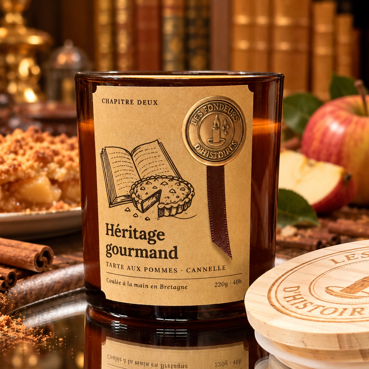 Bougie parfumée Héritage gourmand, verre ambré, étiquette kraft et sceau doré, Les Fondeurs d'Histoires