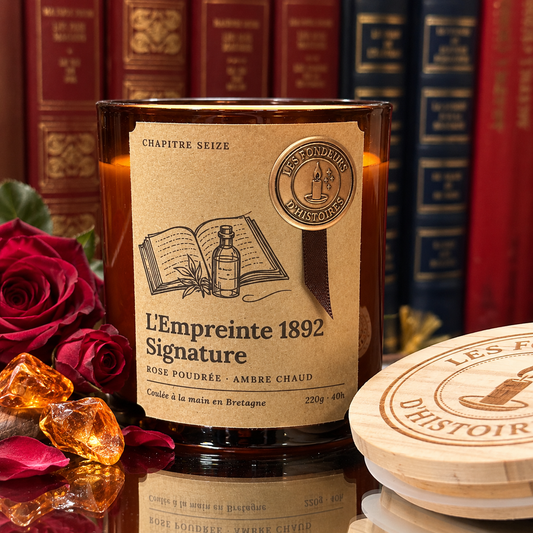 Bougie parfumée L'Empreinte 1892 Signature, verre ambré, étiquette kraft et sceau doré, Les Fondeurs d'Histoires