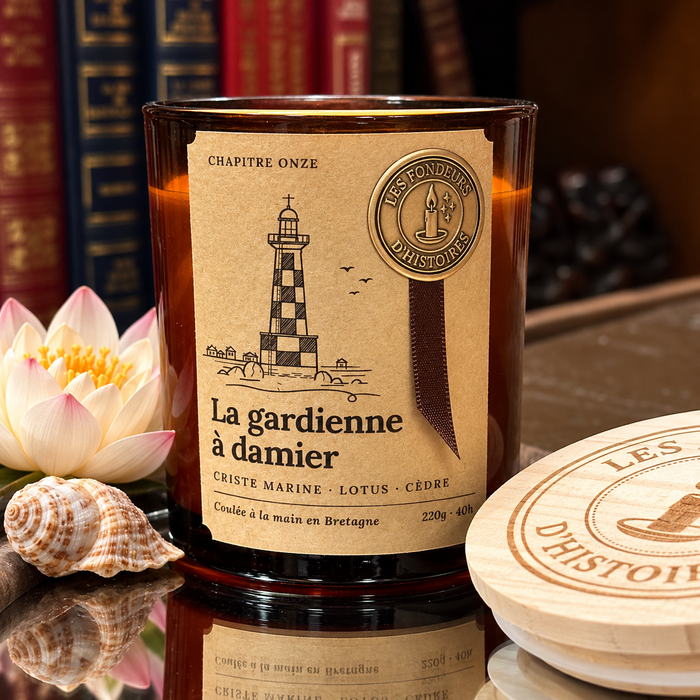 La gardienne à damier scented candle, amber glass, kraft label and gold seal