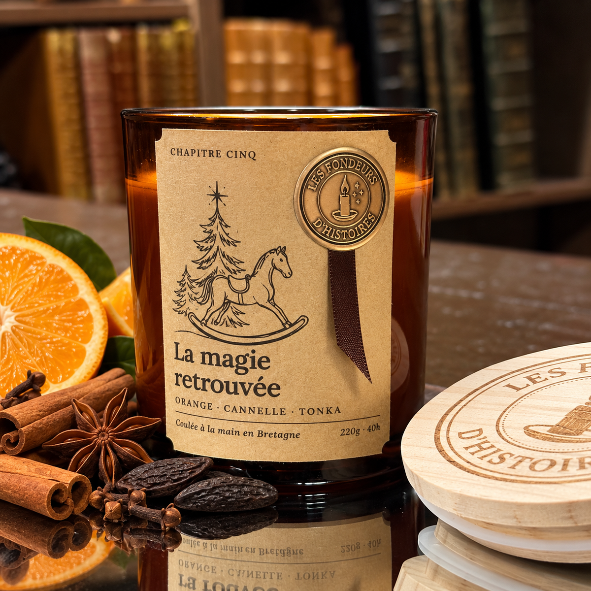 Bougie parfumée La magie retrouvée, verre ambré, étiquette kraft et sceau doré, Les Fondeurs d'Histoires
