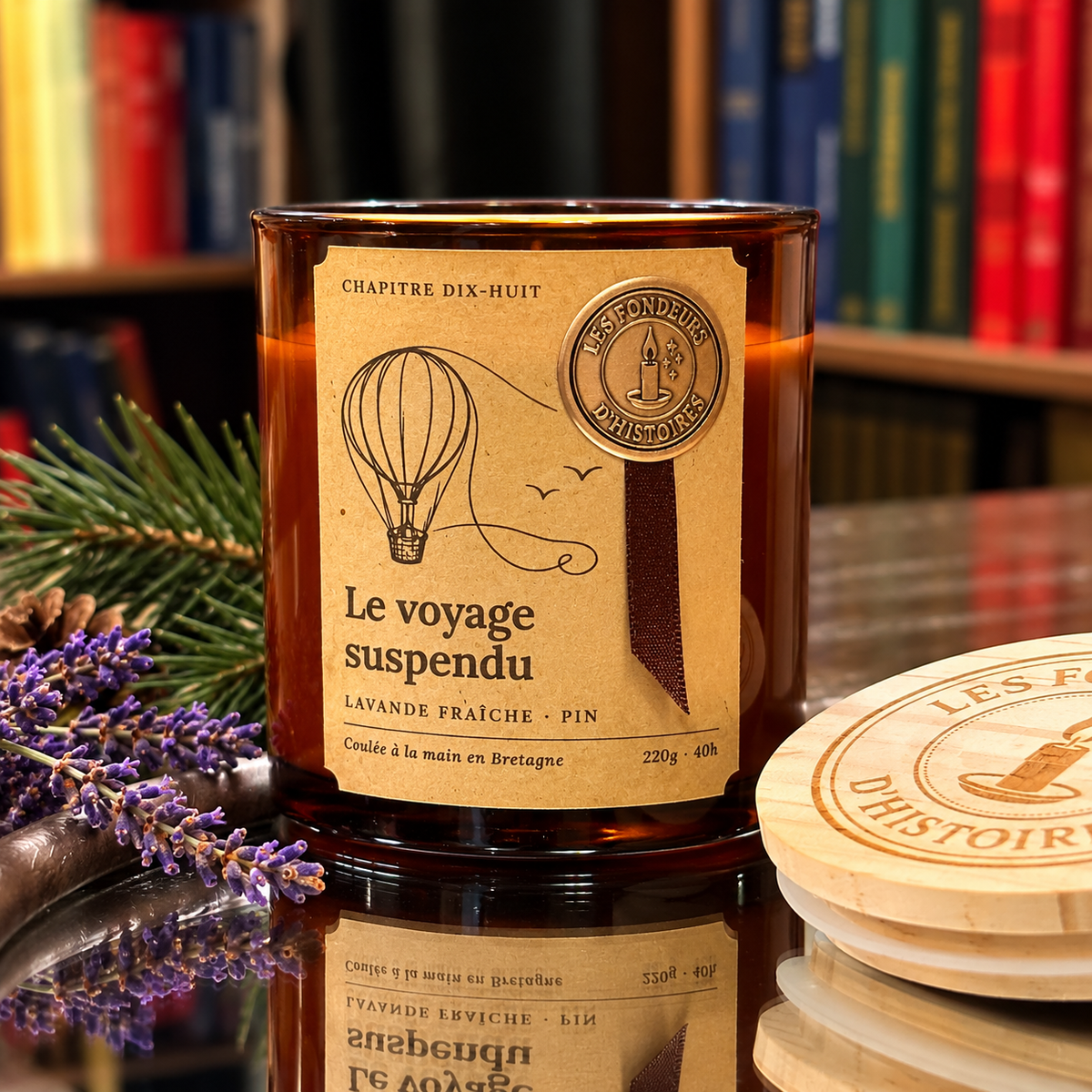 Bougie parfumée Le Voyage Suspendu, verre ambré, étiquette kraft et sceau doré, Les Fondeurs d'Histoires