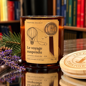 Bougie parfumée Le Voyage Suspendu, verre ambré, étiquette kraft et sceau doré, Les Fondeurs d'Histoires