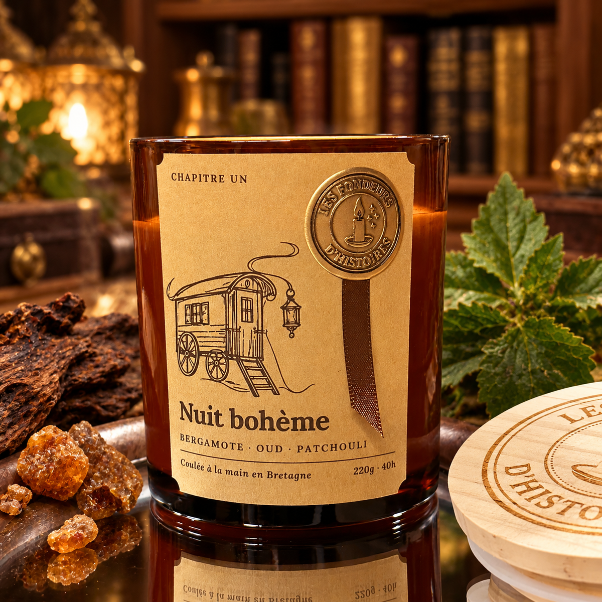 Bougie parfumée Nuit bohème, verre ambré, étiquette kraft et sceau doré, Les Fondeurs d'Histoires