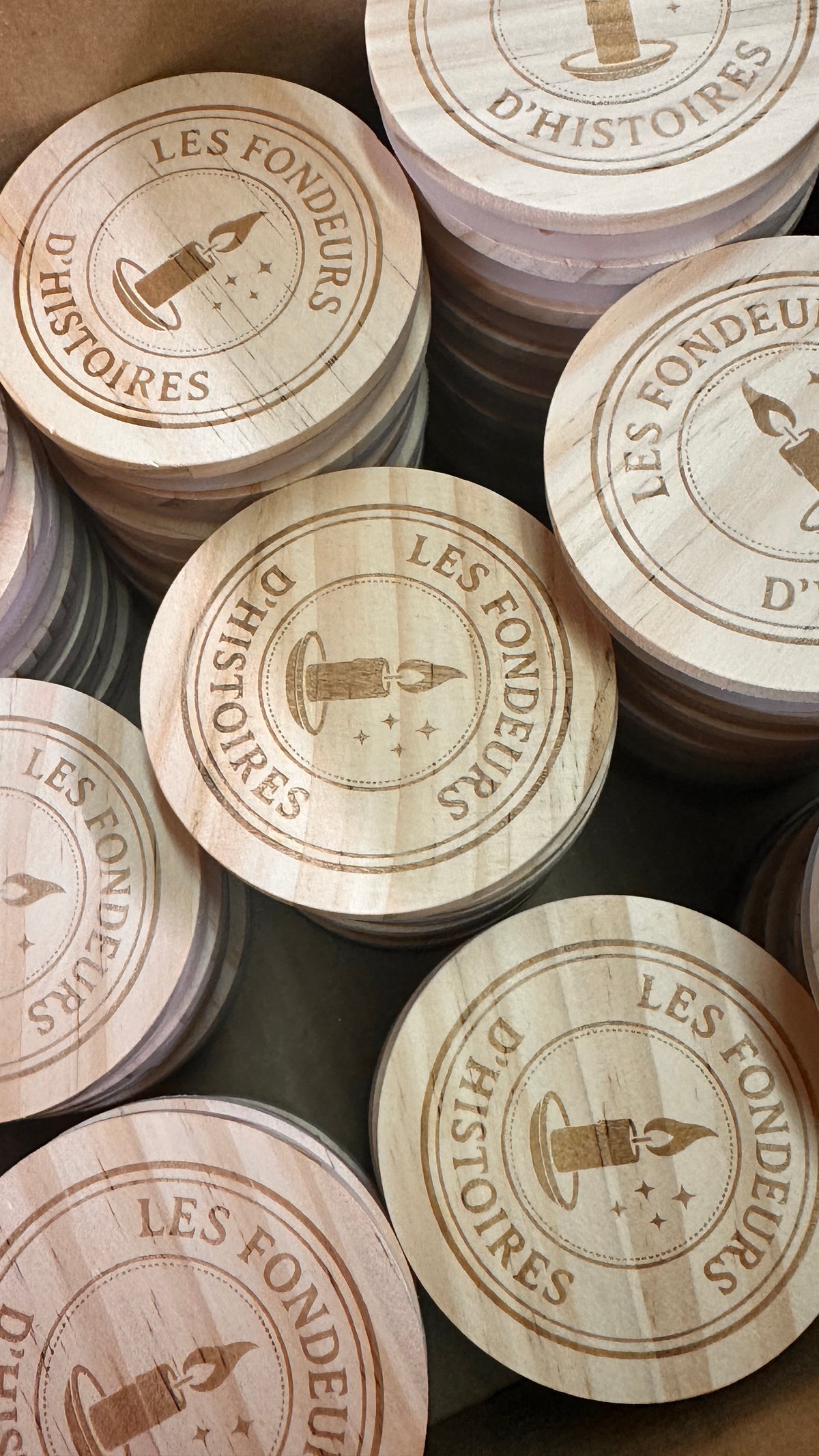 Couvercles en bois gravés au laser pour des bougies personnalisées, à l'atelier de Loctudy