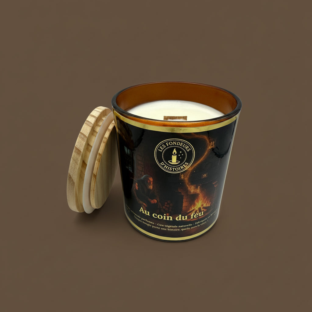 Bougie parfumée présentée dans un décor magique et poétique inspiré des contes.