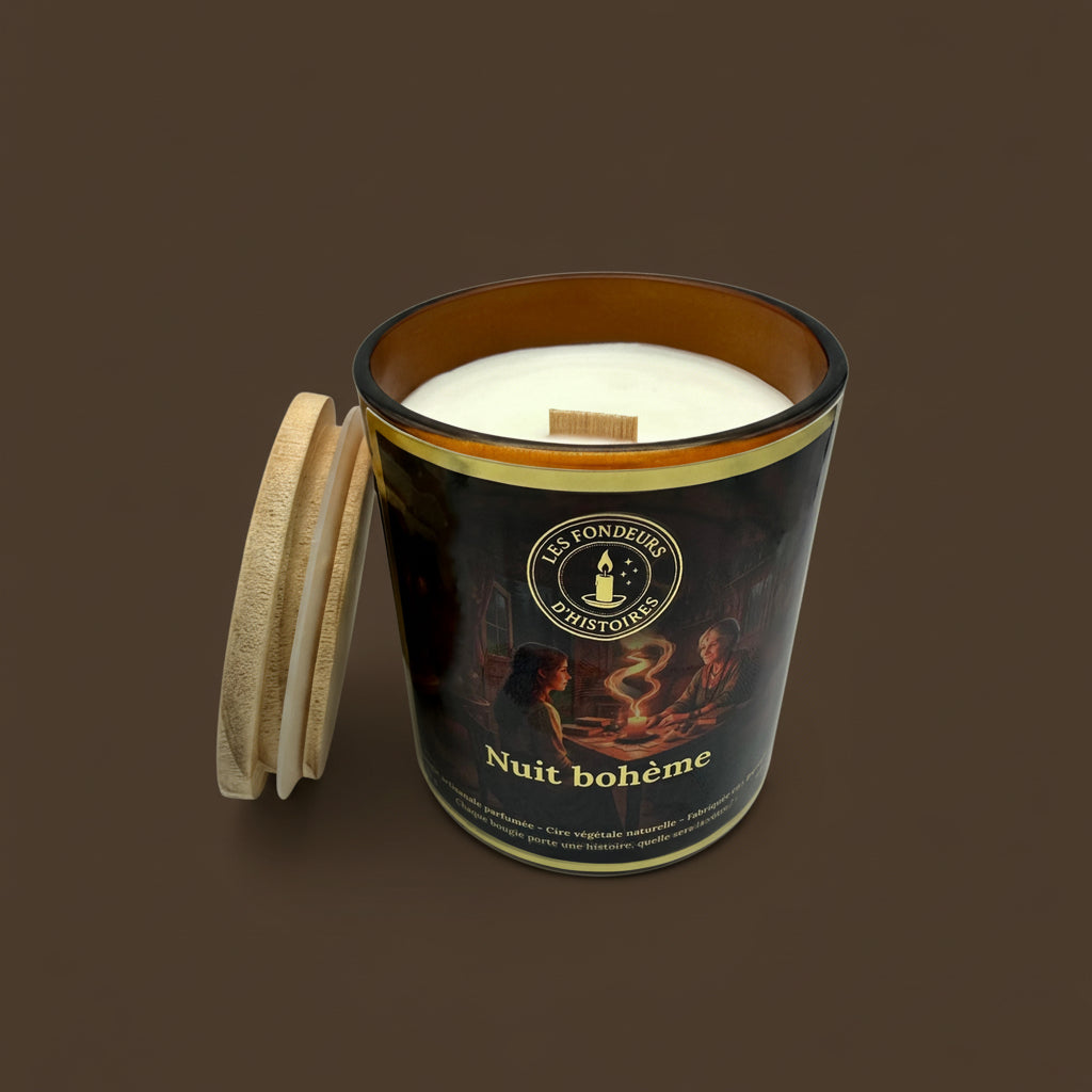 Bougie naturelle parfumée avec mèche en coton, ambiance hivernale et chaleureuse.