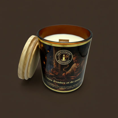 Bougie en verre transparent avec logo doré Les Fondeurs d’Histoires.