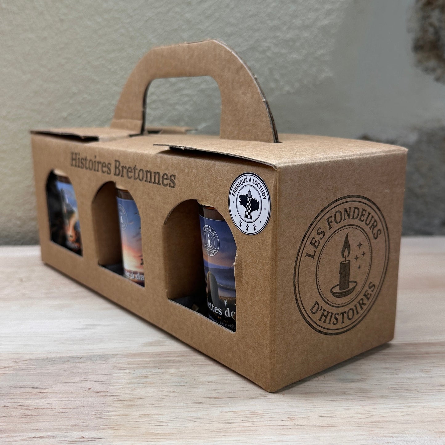 Coffret bougies artisanales avec logo Les Fondeurs d’Histoires boîte kraft vue de côté