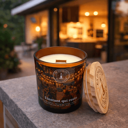 <span style="color:rgb(0,0,0);">Bougie artisanale parfumée -</span> L_instantquireste_home - Les Fondeurs d'Histoires - <span style="color:rgb(0,0,0);">en cire végétale fabriquée en Bretagne - Les Fondeurs d’Histoires</span>