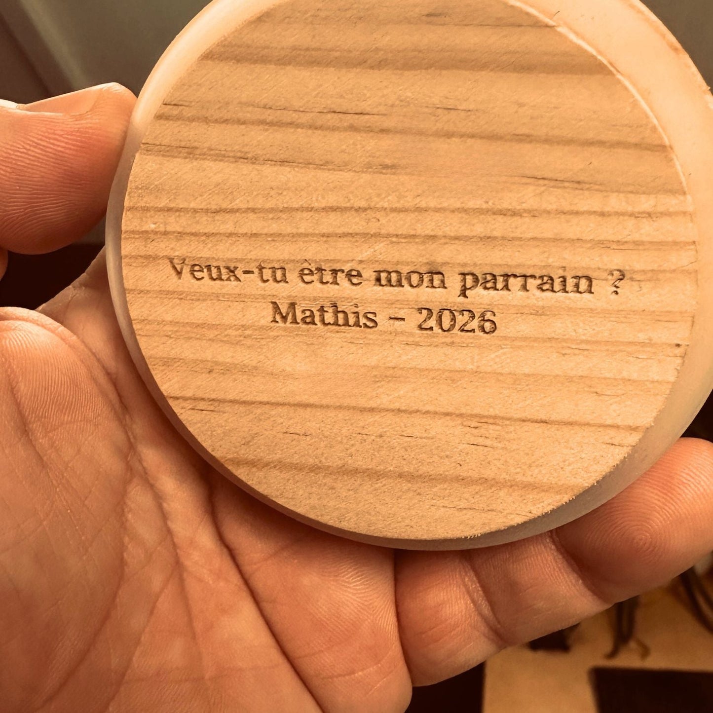 Gravure personnalisée sur couvercle en bois ✨ - Les Fondeurs d'Histoires