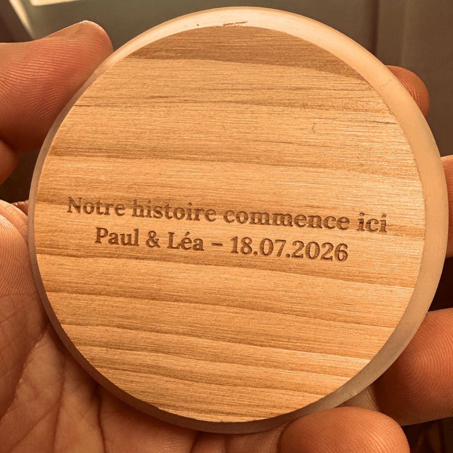 Gravure personnalisée sur couvercle en bois ✨ - Les Fondeurs d'Histoires