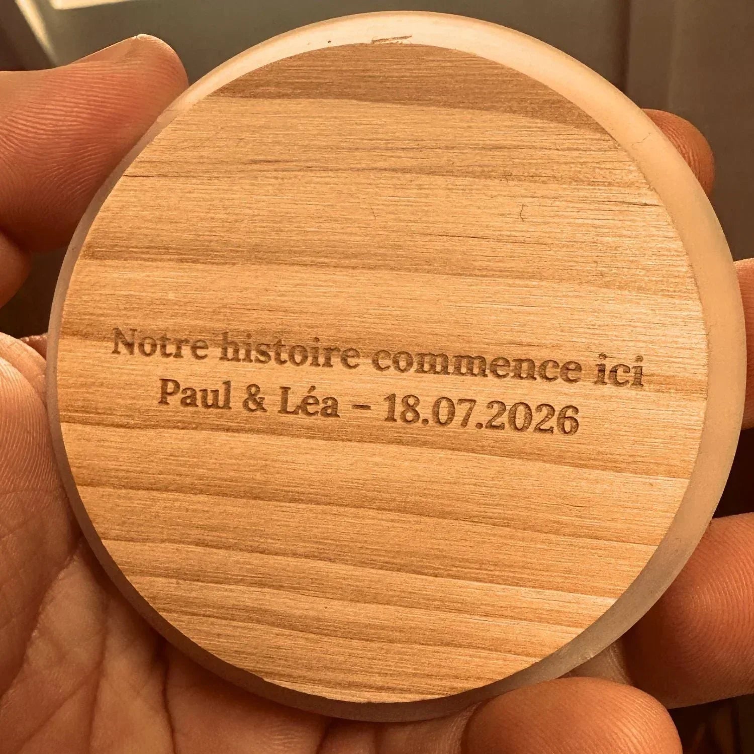 <span style="color:rgb(0,0,0);">Bougie artisanale parfumée -</span> gravure-personnalisee-sur-couvercle-en-bois-les-fondeurs-dhistoires-6399326 - Les Fondeurs d'Histoires - <span style="color:rgb(0,0,0);">en cire végétale fabriquée en Bretagne - Les Fondeurs d’Histoires</span>