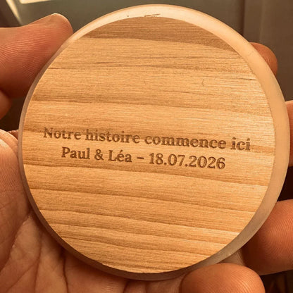 <span style="color:rgb(0,0,0);">Bougie artisanale parfumée -</span> gravure-personnalisee-sur-couvercle-en-bois-les-fondeurs-dhistoires-6399326 - Les Fondeurs d'Histoires - <span style="color:rgb(0,0,0);">en cire végétale fabriquée en Bretagne - Les Fondeurs d’Histoires</span>